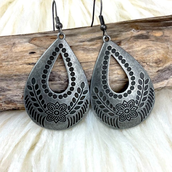 🆕 Teardrop Boho Silver Colored Floral Dangle Earrings NWT - Picture 2 of 3